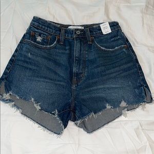 New with tags!! High rise Mom shorts.